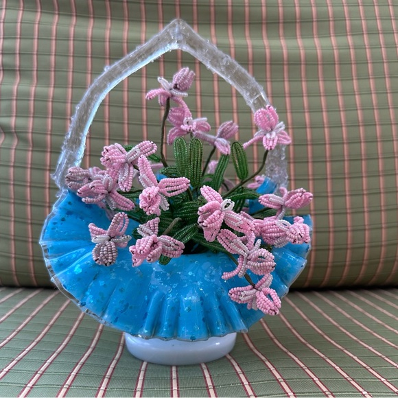 Art Glass basket with clear “drip” handle, crimped edge & beaded pink flowers. - Picture 1 of 12